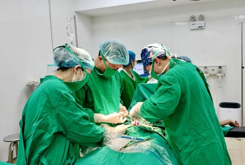 Phẫu thuật cắt bao thoát vị khâu phục hồi thành bụng đặt lưới nhân tạo tăng cường tại TTYT huyện Phù Ninh.