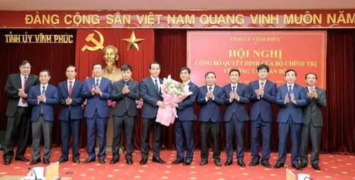 Đồng chí Trương Thị Mai, Thường trực Ban Bí thư, Trưởng ban Tổ chức Trung ương trao quyết định điều động, bổ nhiệm đồng chí Dương Văn An làm Bí thư Tỉnh ủy Vĩnh Phúc.