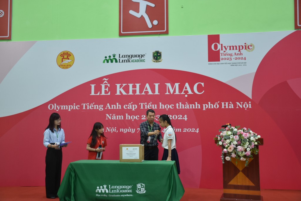 Gần 1.300 học sinh tiểu học Hà Nội thi Olympic Tiếng Anh