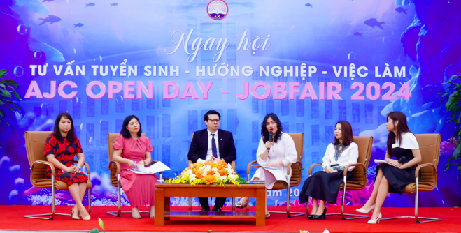 Ngày hội việc làm thu hút hàng nghìn học sinh, sinh viên tham gia