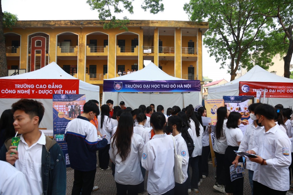 Học sinh tìm hiểu thông tin tuyển sinh tại các gian hàng