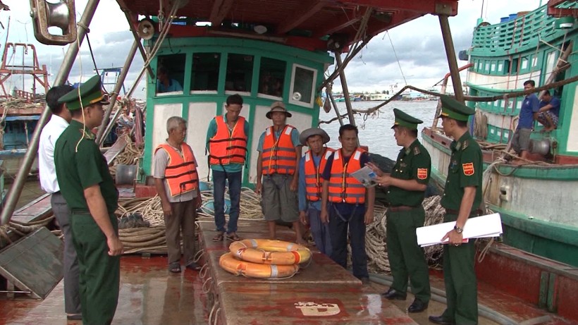 Bộ đội Biên phòng Cà Mau tuyên truyền ngư dân chấp hành tốt quy định trong khai thác hải sản.