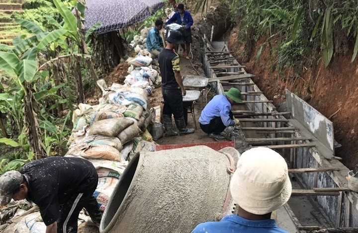 . Tổ thợ của ông Dũng thi công công trình thủy lợi tại địa phương.