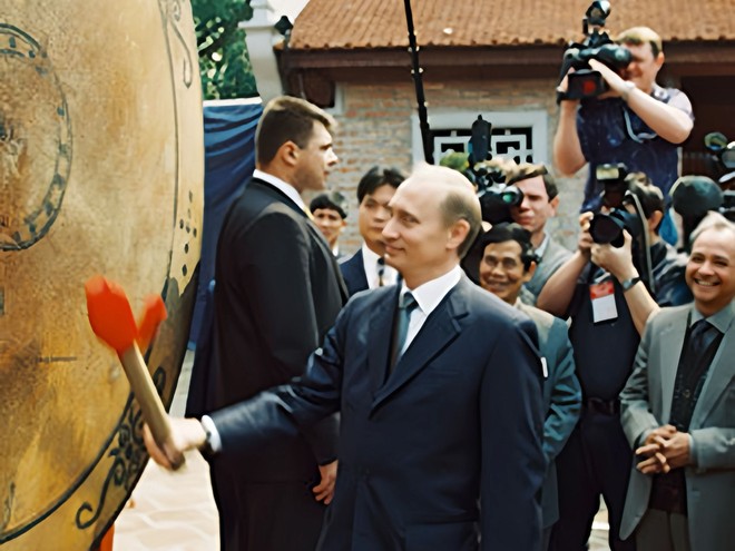 Tổng thống Liên bang Nga Vladimir Putin đánh trống khi tới thăm Văn Miếu - Quốc Tử Giám (Hà Nội), ngày 2-3-2001