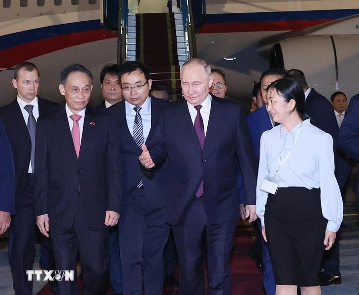 Lễ đón Tổng thống Liên bang Nga Vladimir Putin tại Sân bay Quốc tế Nội Bài. (Ảnh: An Đăng/TTXVN)