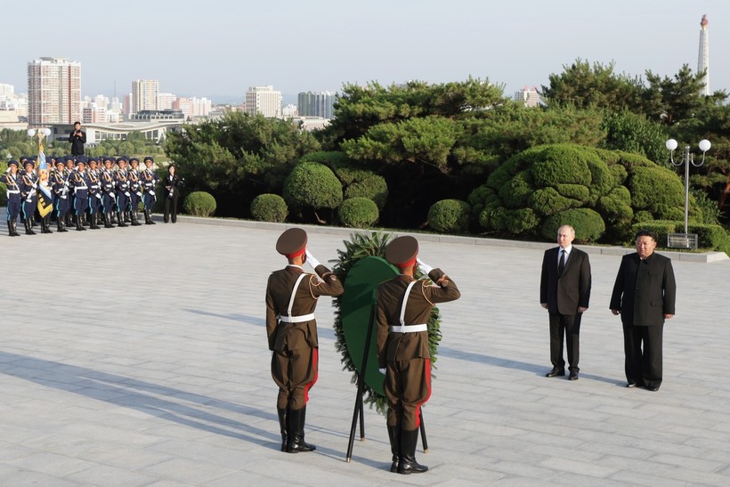 Tổng thống Nga Vladimir Putin và nhà lãnh đạo Triều Tiên Kim Jong-un đặt hoa tại đài tưởng niệm những người lính Liên Xô đã hy sinh trong quá trình giải phóng Triều Tiên khỏi Nhật Bản trong Thế chiến thứ hai. (Ảnh: Sputnik)