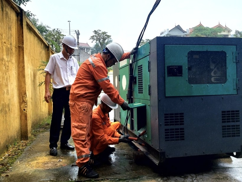 Công nhân Điện lực TP Móng Cái chuẩn bị vật tư thiết bị, lắp đặt, vận hành máy phát điện đảm bảo cấp điện cho điểm thi.