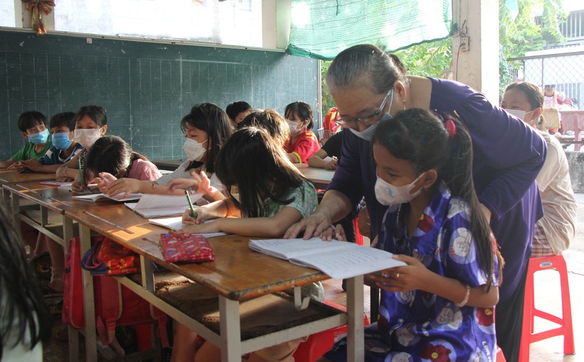 Một buổi học tại lớp học tình thương tại phường Bình Trưng Đông, TP Thủ Đức (TPHCM). Ảnh: Minh Anh.