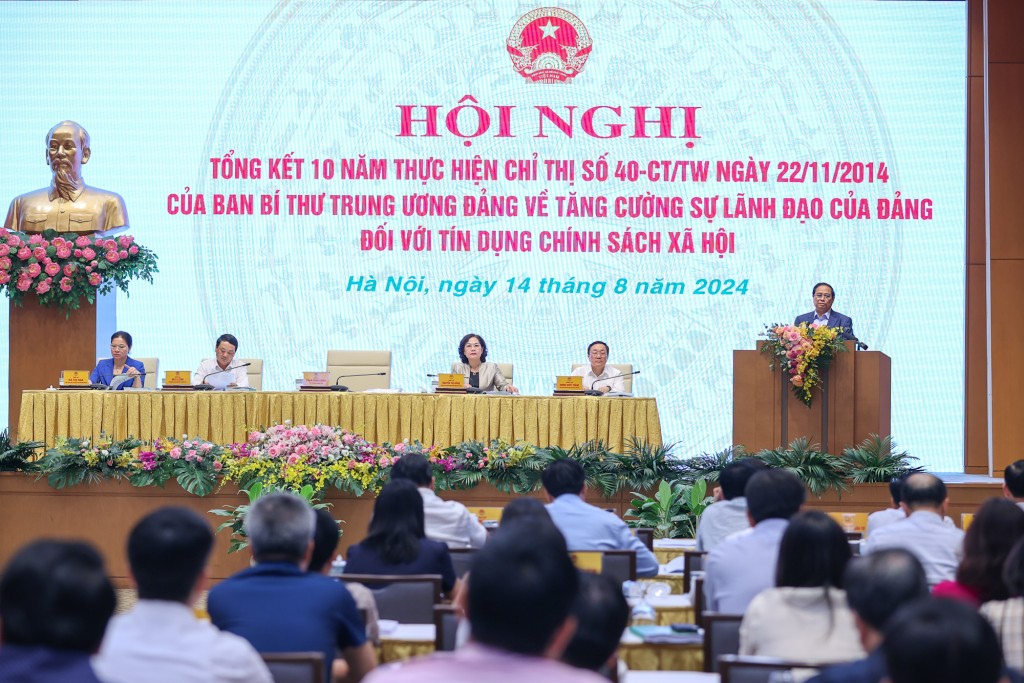 Thủ tướng nêu rõ: Cần tiếp tục xác định tín dụng chính sách xã hội là giải pháp quan trọng nhằm thực hiện các chủ trương, chính sách, mục tiêu, nhiệm vụ của Đảng, Nhà nước về tăng trưởng kinh tế đi đôi với thực hiện công bằng, tiến bộ xã hội... - Ảnh: VGP/Nhật Bắc