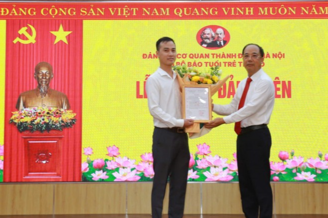 Kết nạp đảng viên mới dịp kỷ niệm 70 năm Giải phóng Thủ đô