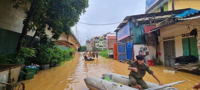 Hàng trăm hộ dân bị ngập trong nước lũ