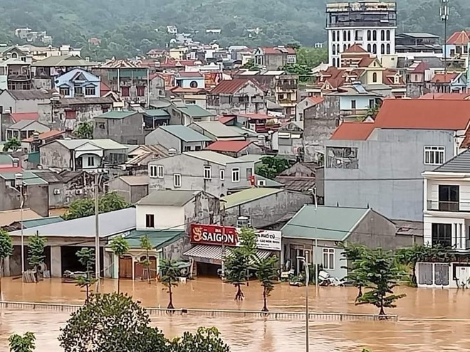 Các sông, suối trên địa bàn thành phố xuất hiện lũ lớn gây ngập sâu vùng ven