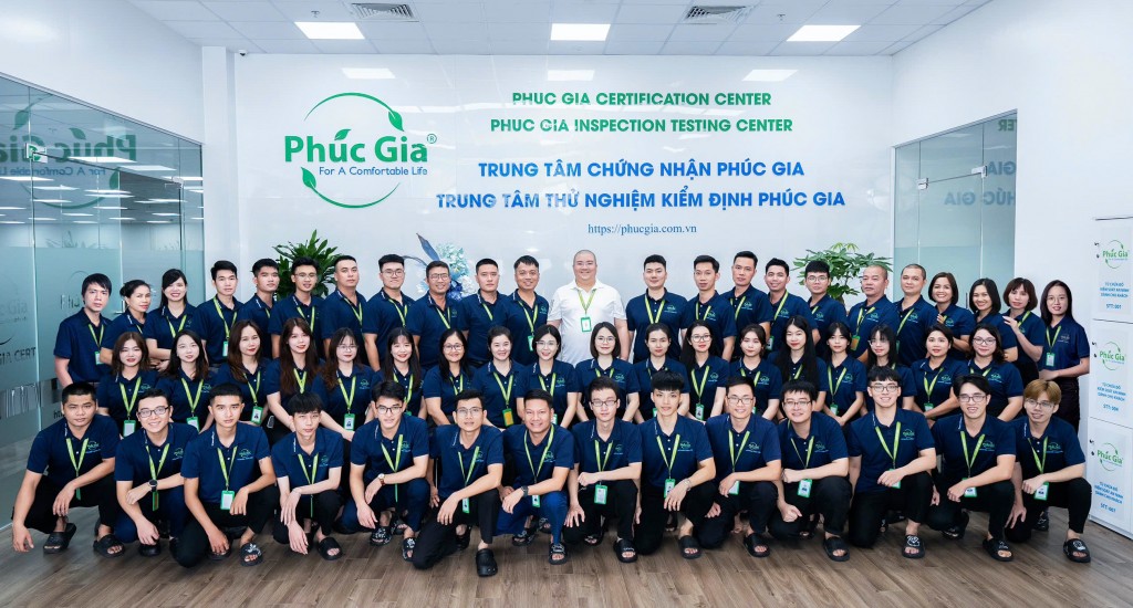 Ông Lê Tuấn Hiếu, Chủ tịch Hội đồng Quản trị Công ty Cổ phần Phòng thử nghiệm Phúc Gia cùng các thành viên trong công ty