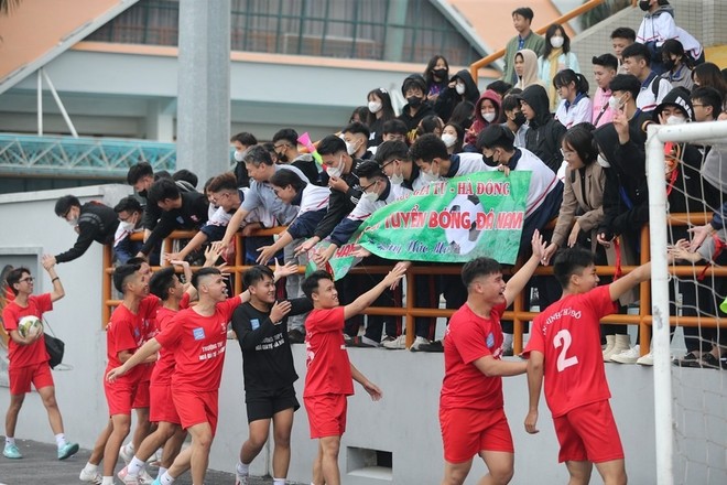 Cổ động viên THPT Ngô Gia Tự luôn mang đến hình ảnh đẹp và sôi nổi và thân thiện trên khán đài
