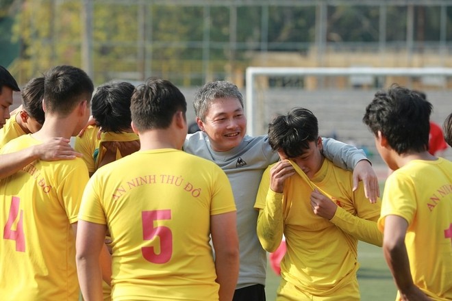 Nhà quản lý Phạm Khắc Quý ân cần động viên các cầu thủ sau trận thua trên chấm luân lưu ở mùa giải 2022
