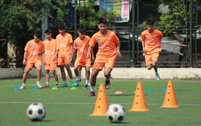 Cầu thủ THPT Ngô Gia Tự (Hà Đông) hăng hái tập luyện cho mùa giải 2024