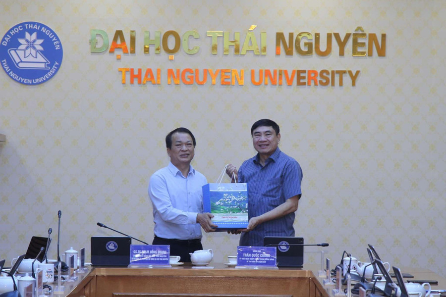 Tỉnh uỷ Điện Biên tặng quà lãnh đạo Đại học Thái Nguyên. tinh-uy-dien-bien-tang-qua-cho-lanh-dao-dai-hoc-thai-nguyen.jpg