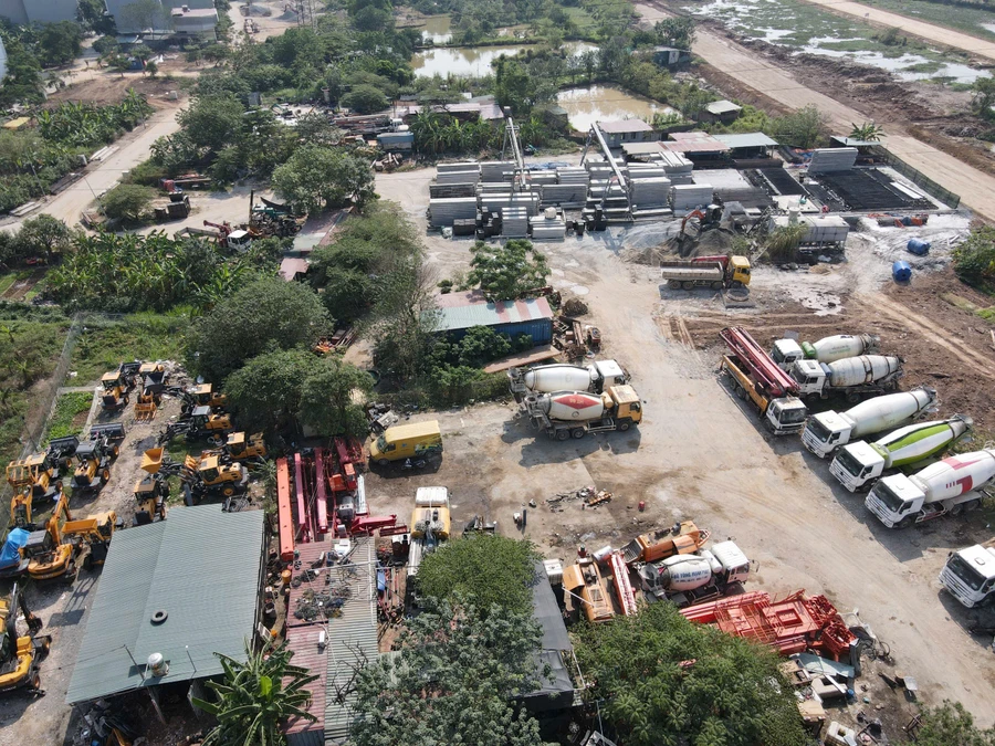 Bãi xe, trạm đúc bê tông không phép 'mọc' ở Phường Yên Nghĩa