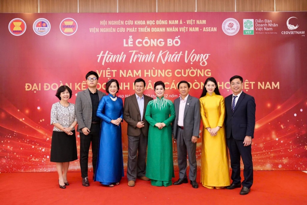 Ban lãnh đạo Hội nghiên cứu khoa học Đông Nam Á – Việt Nam và Lãnh đạo Viện EDRI chụp ảnh cùng Ban sáng lập Mạng lưới CEO Việt Nam