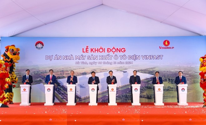 Khoảnh khắc bấm nút khởi động Dự án Nhà máy sản xuất ô tô điện VinFast tại Hà Tĩnh