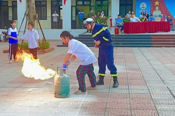 Trang bị kiến thức, kỹ năng phòng cháy, chữa cháy cho các em học sinh