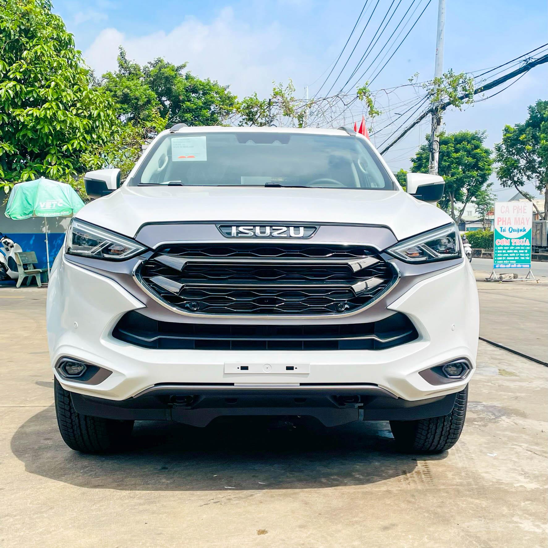 Isuzu mu-X lại xả kho: Giá giảm 240 triệu đồng, khởi điểm từ 1,01 tỷ, ngang Tucson, Sportage bản cao- Ảnh 4. Isuzu mu-X lại xả kho: Giá giảm 240 triệu đồng, khởi điểm từ 1,01 tỷ, ngang Tucson, Sportage bản cao- Ảnh 4.