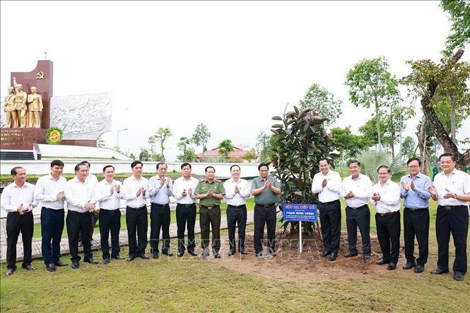 thu-tuong-dang-huong-tai-di-tich-an-nam-cong-san-dang-tai-huyen-co-do-5.jpg