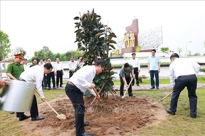 thu-tuong-dang-huong-tai-di-tich-an-nam-cong-san-dang-tai-huyen-co-do-6.jpg