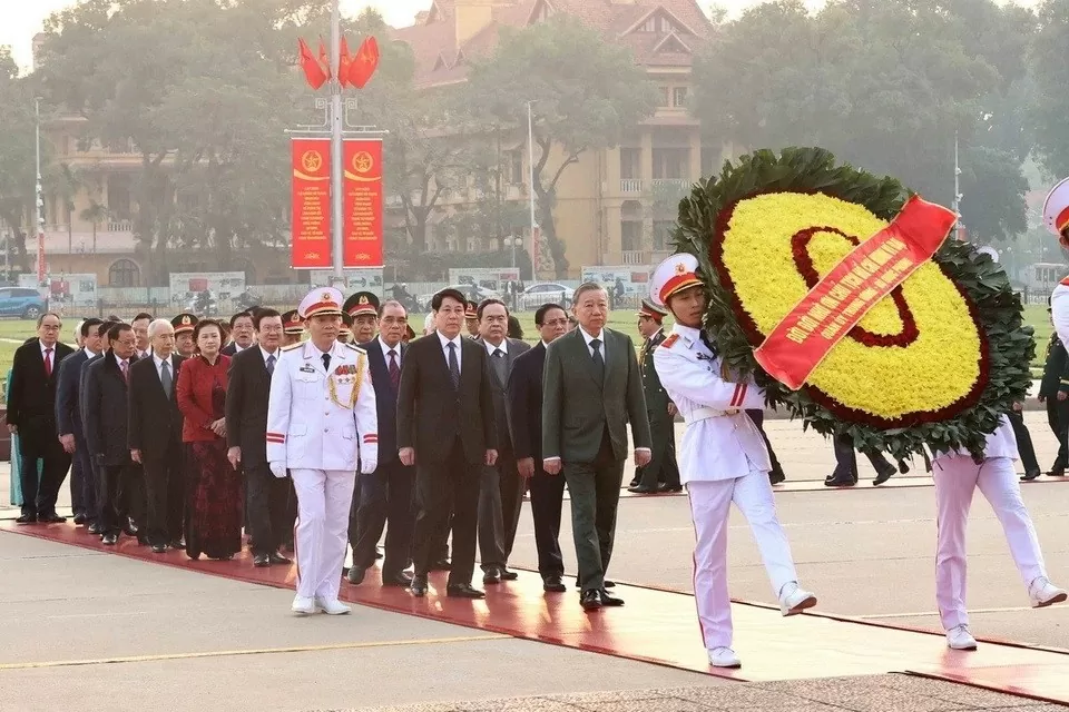 Đoàn lãnh đạo, nguyên lãnh đạo Đảng, Nhà nước đặt vòng hoa và vào Lăng viếng Chủ tịch Hồ Chí Minh