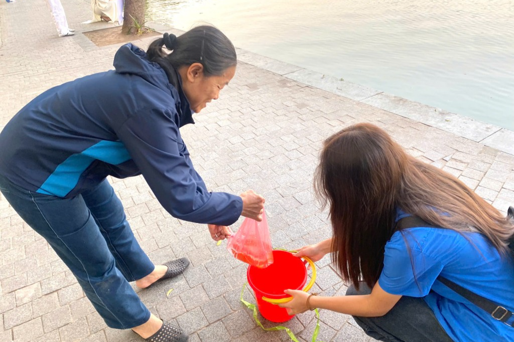 “Thả cá không thả túi nilon” để Hà Nội thêm sáng, xanh, sạch đẹp