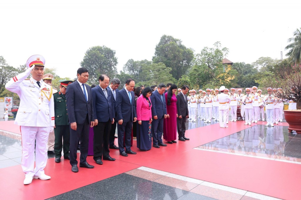 Đoàn đại biểu TP Hà Nội vào Lăng viếng Chủ tịch Hồ Chí Minh