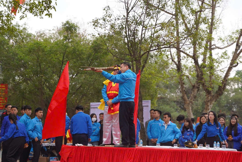 Đông Anh: Nam thanh nữ tú tranh tài ở hội thi bắn nỏ