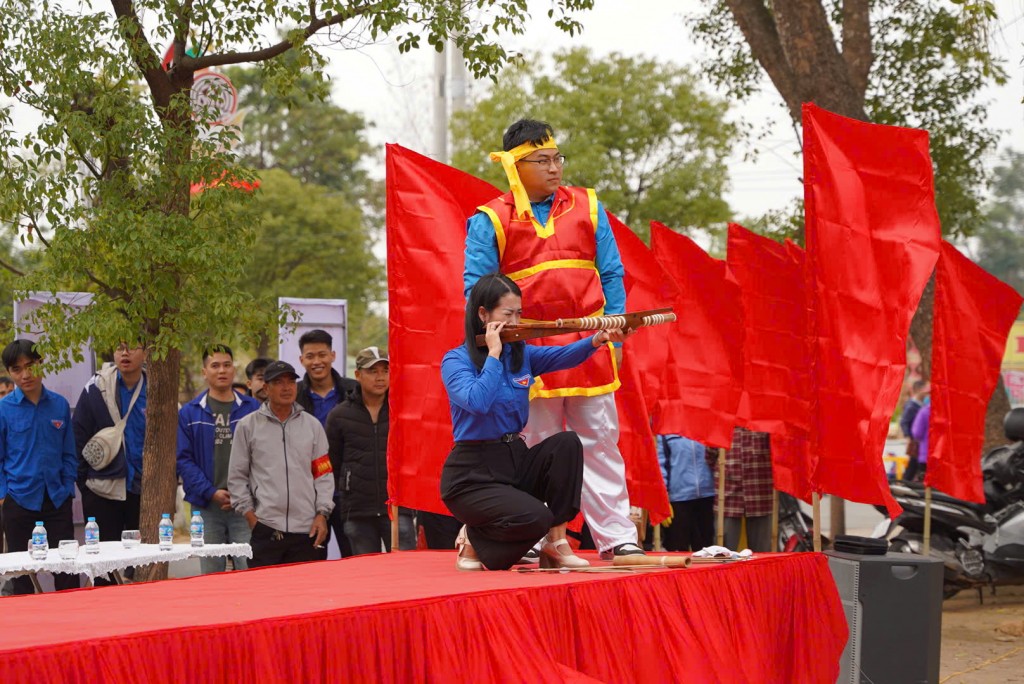 Đông Anh: Nam thanh nữ tú tranh tài ở hội thi bắn nỏ