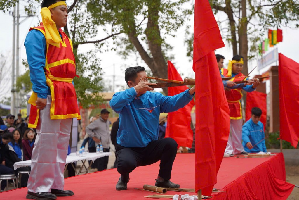 Đông Anh: Nam thanh nữ tú tranh tài ở hội thi bắn nỏ