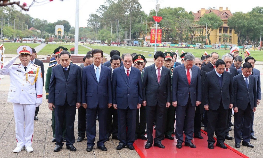 Các đồng chí lãnh đạo Đảng, Nhà nước tưởng niệm Chủ tịch Hồ Chí Minh.