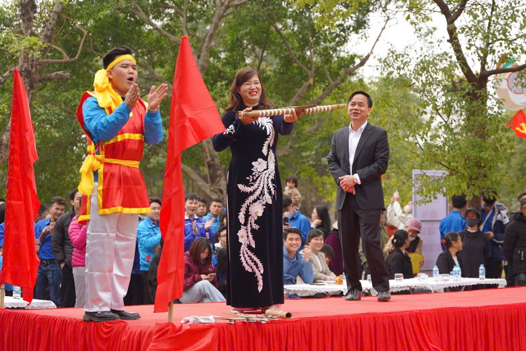 Đông Anh: Nam thanh nữ tú tranh tài ở hội thi bắn nỏ