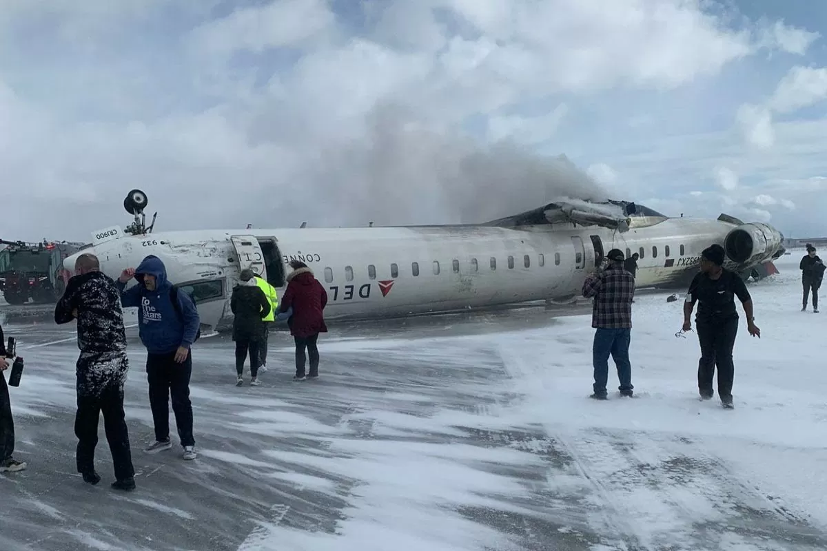 Chiếc máy bay CRJ900 do công ty con Endeavor Air của họ vận hành bị lật tại Canada. Ảnh: APA