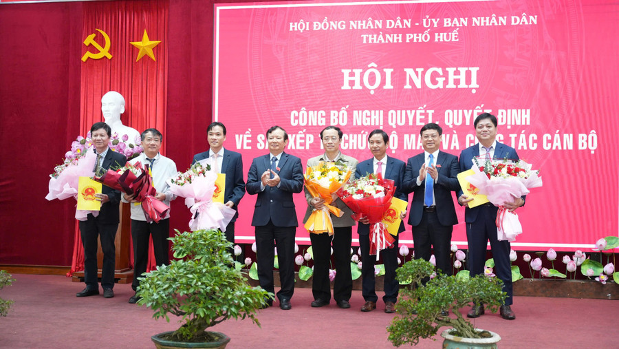 Lãnh đạo Sở Xây dựng mới trên cơ sở hợp nhất Sở Xây dựng và Sở Giao thông vận tải. z6353314367515-d5767a1daee9ed0df24b90a1f1a32e26.jpg