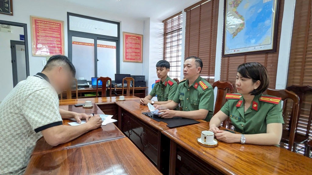 Cán bộ Phòng An ninh Chính trị nội bộ Công an tỉnh Quảng Nam làm việc với ông T.T.N. (Ảnh: Công an Quảng Nam)