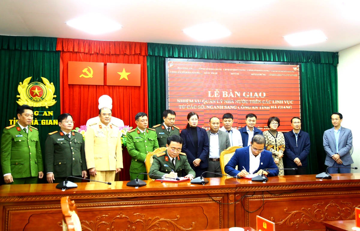 Lãnh đạo Công an tỉnh và Sở Khoa học & Công nghệ ký kết bàn giao nhiệm vụ quản lý về bảo đảm an toàn, an ninh thông tin mạng.