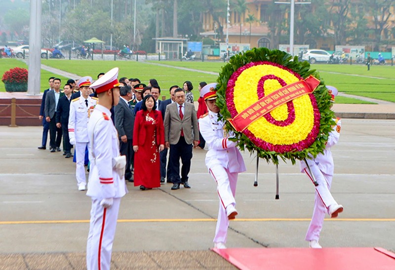 Đoàn đại biểu thành phố Hà Nội vào Lăng viếng Chủ tịch Hồ Chí Minh. Ảnh: Viết Thành