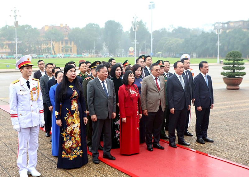 Các đồng chí lãnh đạo thành phố Hà Nội tưởng niệm Chủ tịch Hồ Chí Minh vĩ đại. Ảnh: Viết Thành