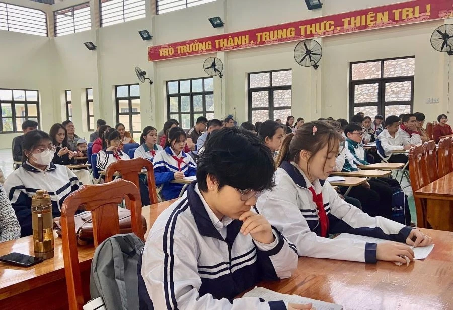 Các em học sinh huyện Chiêm Hóa tham dự cuộc thi “Tài năng tiếng Anh” dành cho học sinh THCS cấp huyện năm học 2024 - 2025.