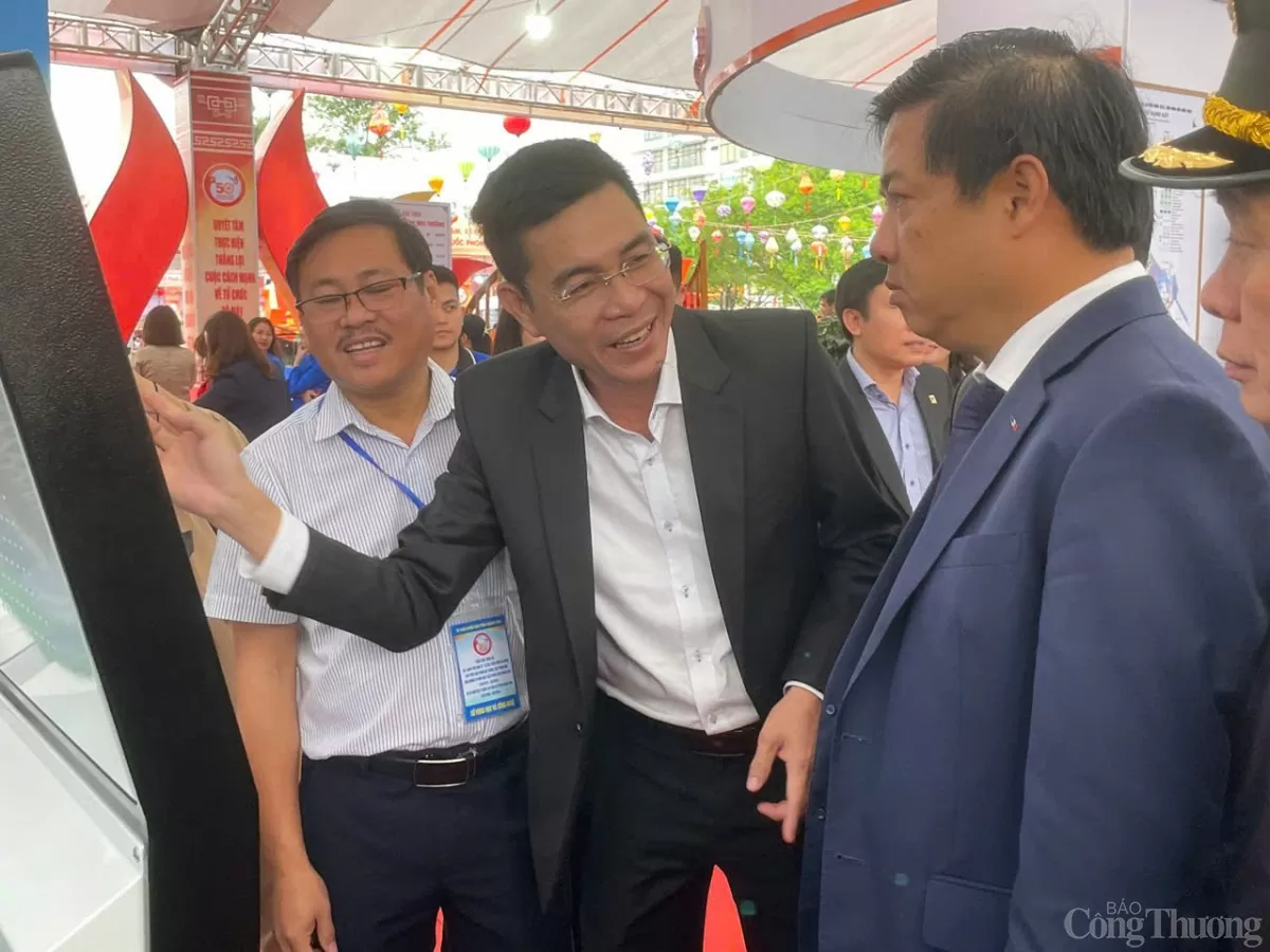 Bí thư Tỉnh uỷ Quảng Nam – Lương Nguyễn Minh Triết tham quan các gian hàng trưng bày của các ngành, địa phương