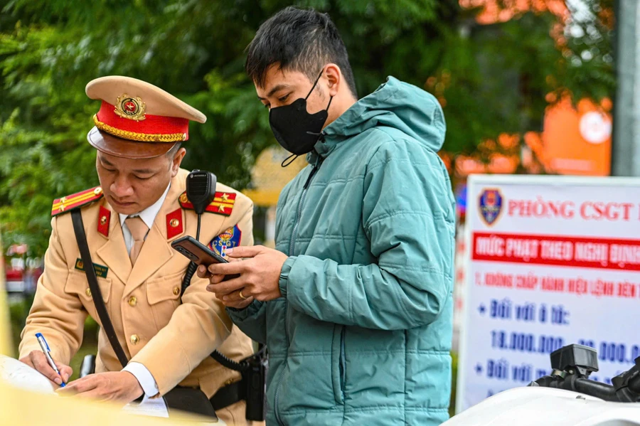 Lái xe xuất trình bằng lái xe qua ứng dụng VNeID.