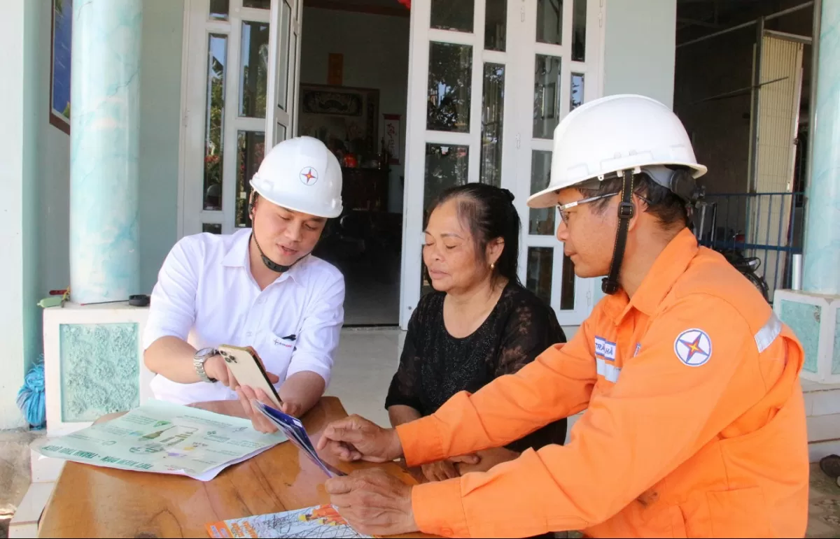 Nhân viên Công ty Điện lực Kon Tum tư vấn cho khách hàng tránh trường hợp lừa đảo