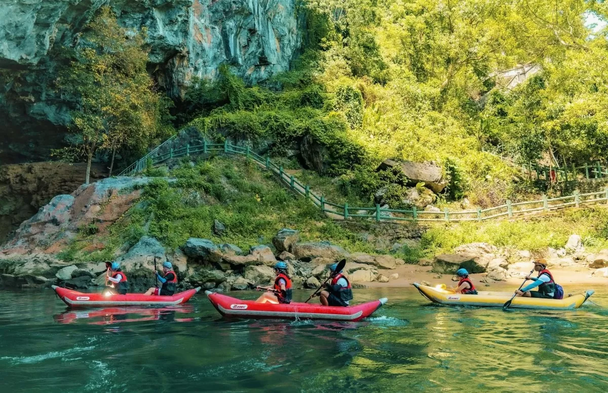 Khách du lịch trải nghiệm chèo thuyền khám phá trải nghiệm (Ảnh: Trung tâm Du lịch Phong Nha)