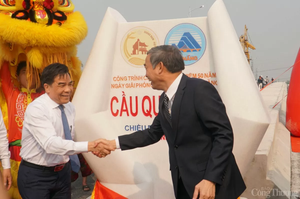 Cái bắt tay trong niềm vui và tình đoàn kết của Chủ tịch UBND thành phố Đà Nẵng và Chủ tịch UBND tỉnh Quảng Nam
