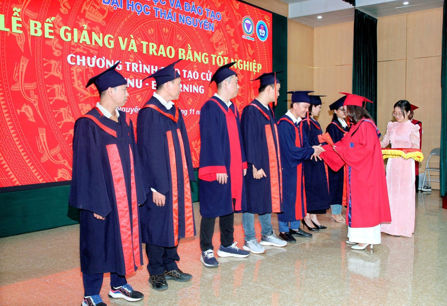 nhieu-co-hoi-viec-lam-khi-tot-nghiep-nganh-luat-kinh-te-dao-tao-tu-xa.jpg