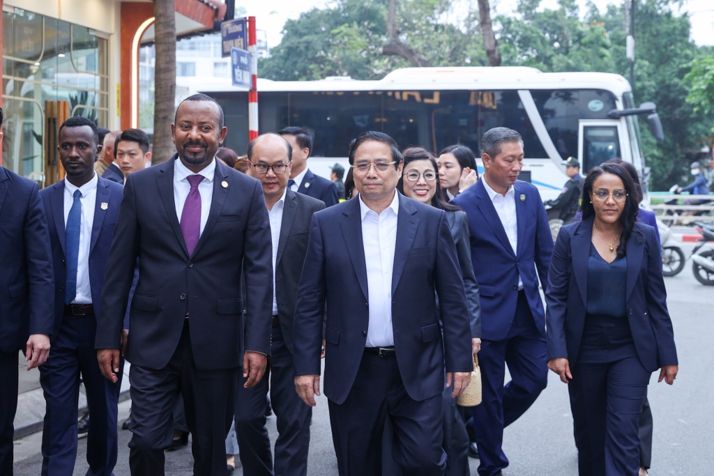 Hai Thủ tướng và hai Phu nhân cùng dạo bước trên đường Thanh Niên, ngắm Hồ Tây, hồ Trúc Bạch và tham quan chùa Trấn Quốc - Ảnh: VGP/Nhật Bắc